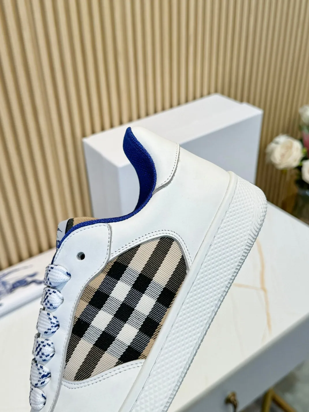 Men's men's shoes 💰560 Burberry's 2024 hot model is released. After three years, the classic plaid returns. It is versatile and decorated with worsted Burberry plaid pattern. Featuring a mesh lining and checkered laces, the rubber sole features the archive Burberry monogram. From Burberry's iconic collection, these wardrobe staples are interpreted with the brand's signature style.   ✅Fabric: classic cotton + silk cowhide ✅Lining: original board lining, silk cowhide lining ✅Outsole: TPU ✅Color: white ✅Code number: 35-45 for men and women (35, 45 customized)